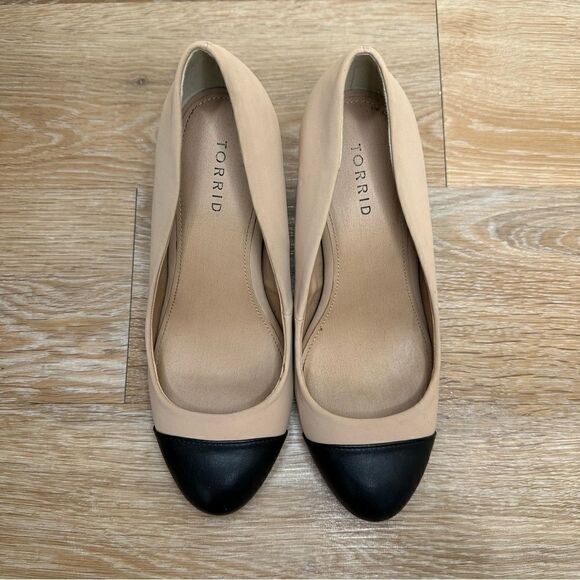 Torrid Beige Black Two-Tone Faux Leather Pump - Picture 5 of 12